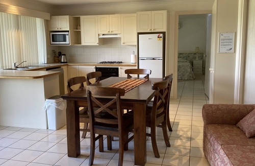 Longreach Chalet De Ski | Absolute Waterfront - Banksia Villa at Shoalhaven Lodge