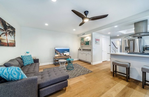Huntington Beach Maison | AC, spa, bikes, deck, Steps to beach and shops
