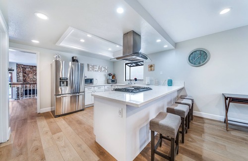 Huntington Beach Maison | AC, spa, bikes, deck, Steps to beach and shops
