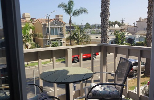 Huntington Beach Maison | AC, spa, bikes, deck, Steps to beach and shops
