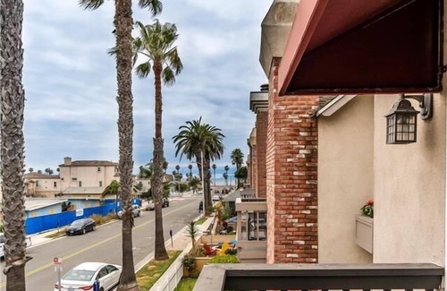 Huntington Beach Maison | AC, spa, bikes, deck, Steps to beach and shops