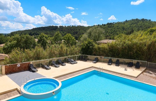 Callian Appartement | Accès aux piscines | Studio climatisé avec balcon