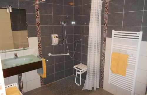 Neuvy-Saint-Sepulchre Lit Et Petit-Déjeuner | Chambre PMR avec Salle d'Eau Privative, Grande Lit, et Petit-Déjeuner Inclus in Neuvy-Saint-Sépulchre