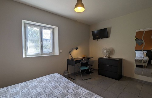 Neuvy-Saint-Sepulchre Lit Et Petit-Déjeuner | Chambre PMR avec Salle d'Eau Privative, Grande Lit, et Petit-Déjeuner Inclus in Neuvy-Saint-Sépulchre