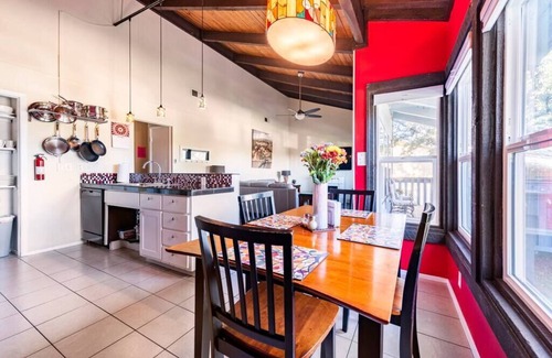 Barton Hills Maison | Duplex accessible - 2 blocs à Park, Springs, Trail; 2 mi à DT; Pont avec grill!