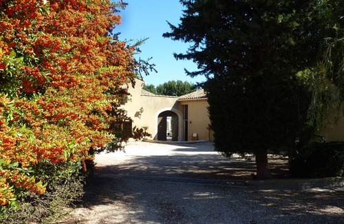 Maubec Appartement | accollé à un vieux mas, appart.1er ét. (6 pl) rénové, piscine, sauna, et spa