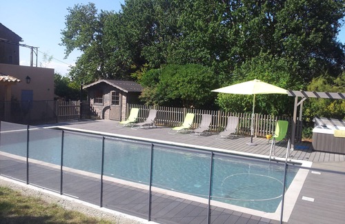 Maubec Appartement | accollé à un vieux mas, appart.1er ét. (6 pl) rénové, piscine, sauna, et spa