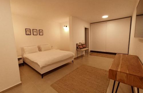 Rosh Pinna Appartement | Accommodation at Miss Daisy - להתארח אצל מיס דייזי