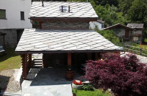 Champdepraz Maison | Acero Rosso