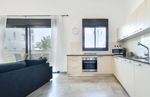 Nahariya Appartement | Achziv Beach Getaway with Balcony by Sea N' Rent