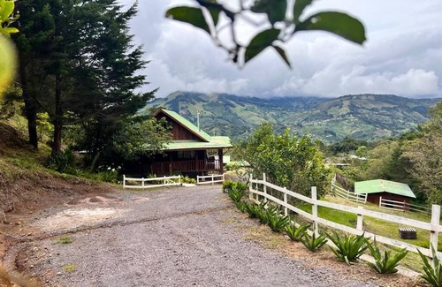 Canton Desamparados Cabine | Acogedora cabaña rustica de montaña en 30 mil metros para explorar con