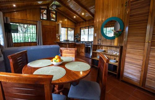 Jaco Chalet De Ski | Acogedora cabaña Playa Hermosa Naturaleza y Surf