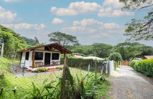 Jaco Chalet De Ski | Acogedora cabaña Playa Hermosa Naturaleza y Surf