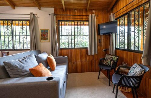 Jaco Chalet De Ski | Acogedora cabaña Playa Hermosa Naturaleza y Surf