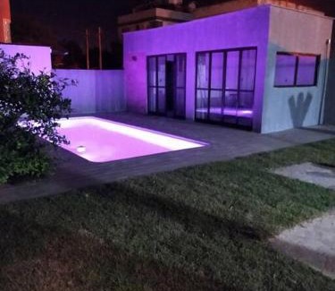 Campo d'Aviacao Maison | Aconchegante casa de Madeira com linda área lazer!