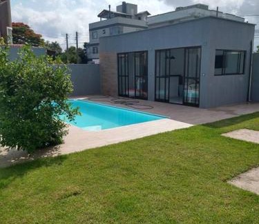 Campo d'Aviacao Maison | Aconchegante casa de Madeira com linda área lazer!