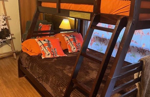 Canton Hôtel | Acorn Hideaways Canton Old Western Ranch Hands' Suite