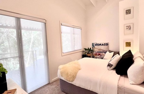 Elanora Maison | Acreage 5 Bedroom Home Close to Beach Gold Coast