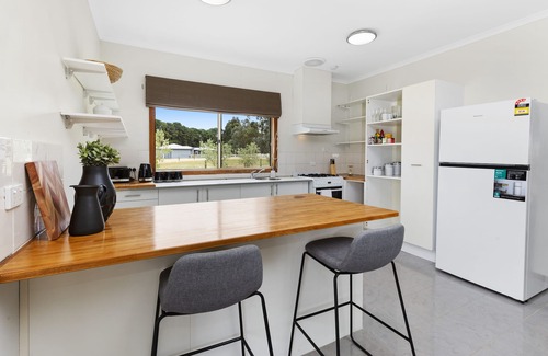 Hastings Maison | Acreage Farm Stay by Ready Set Stay - Cottage and House