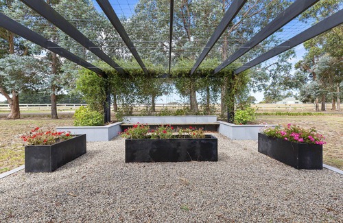 Hastings Maison | Acreage Farm Stay by Ready Set Stay - Cottage and House