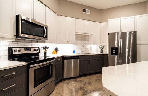 Tobin Hill Appartement | Across from Pearl District, Riverwalk Access, King Bed, Gym, Pool, Free Parking