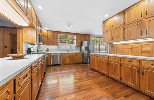 Gainesville Maison | Directly Across from Exactech Arena University Ave - 5 br/3.5 bath with HOT TUB