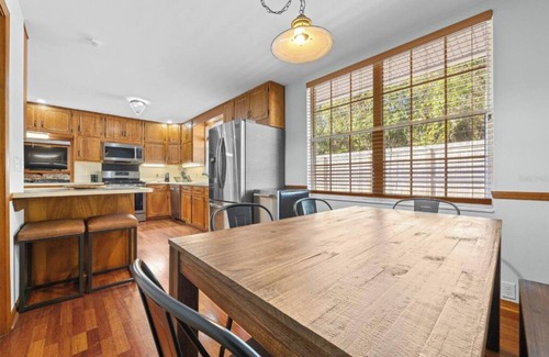 Gainesville Maison | Directly Across from Exactech Arena University Ave - 5 br/3.5 bath with HOT TUB