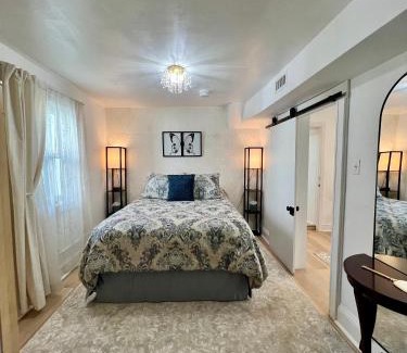 Washington Maison | Across The INN Entire Colonial House with lovely porch & extremely fast Wi-Fi