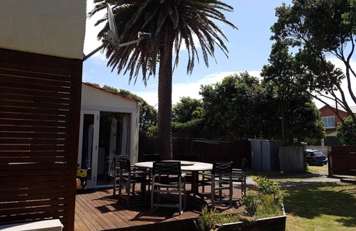 Waikanae Maison | En face de la plage de Waikanae et des cafés.