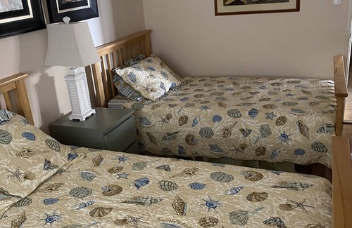 South Bethany Harbor Maison | ACTIVITÉS QUOTIDIENNES GRATUITES! Charmant chalet de plage de 3 chambres et 2 salles de bain situé sur le canal avec un quai.