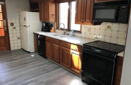 Momauguin Maison | Actually 1 minute walk to private beach/5 to town beach! Renovated/ pet friendly