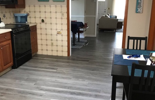 Momauguin Maison | Actually 1 minute walk to private beach/5 to town beach! Renovated/ pet friendly