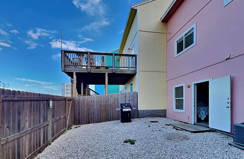 Sand Point Maison | Sol Searcher