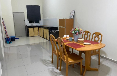 Bukit Rambai Chalet De Ski | Adams Family Homestay