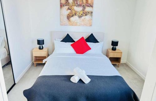 Parkville Appartement | ADEK Apartments North Melb - 2BR Apt near Melb Zoo with free Parking, Pool & Gym