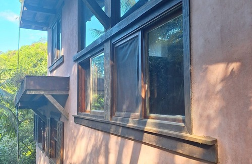 Paulo Lopes Cabine | Adobe Refuge. Comfort and peace in the Atlantic Forest, close to the beaches of southern SC