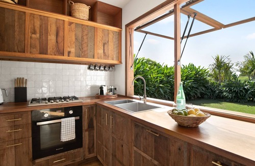 Ewingsdale Maison | Adora Villa