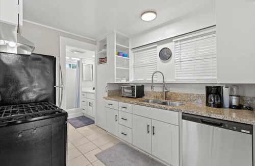 Park West Appartement | Adorable 1 Br. 1 Bath Apartment with AC in Sunny San Diego.