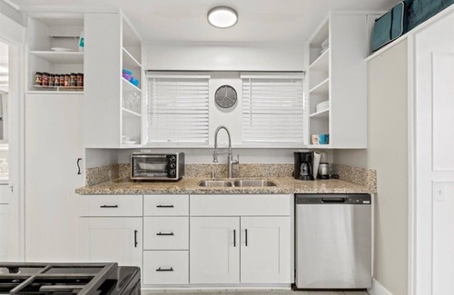 Park West Appartement | Adorable 1 Br. 1 Bath Apartment with AC in Sunny San Diego.