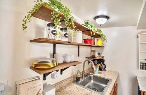 Logan Heights Maison | Adorable 2 Bed 1 Ba Casita with Murals - Parking, WIFI, Central San Diego