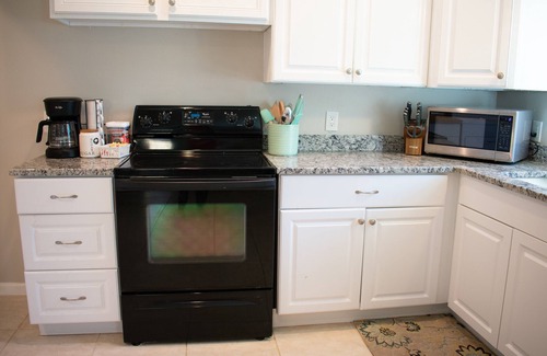 Port Malabar Cottage | Adorable 2 bed, 2 bath guest house, pet friendly