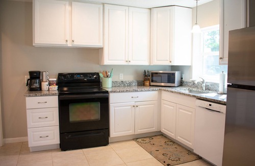Port Malabar Cottage | Adorable 2 bed, 2 bath guest house, pet friendly