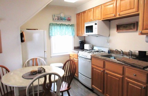 Ship Bottom Appartement | Adorable 2 bedroom second floor duplex in Ship Bottom, short walk to the beach.