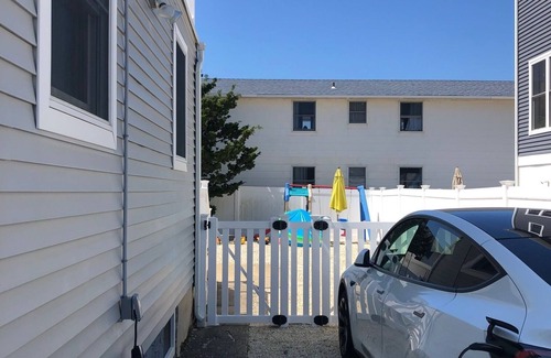 Ship Bottom Copropriété | Adorable 2BR Condo on Long Beach Island LBI in Ship Bottom. Beach Block!
