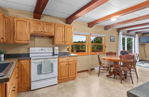 Iola Cottage | Adorable 3-bedroom cottage in charming Iola