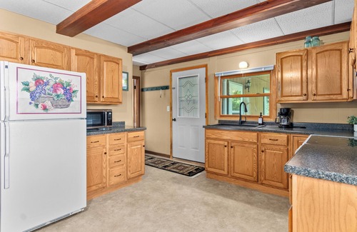 Iola Cottage | Adorable 3-bedroom cottage in charming Iola