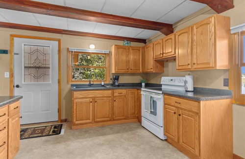 Iola Cottage | Adorable 3-bedroom cottage in charming Iola