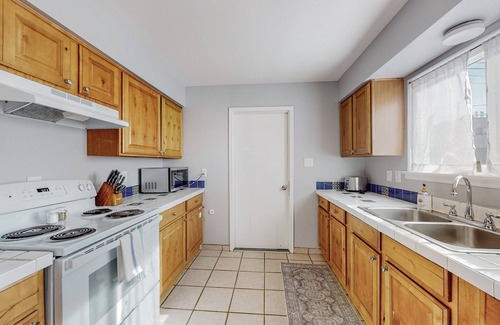 Raynolds Addition Maison | Adorable Adobe home in Downtown: 2bd/1ba, garage, yard