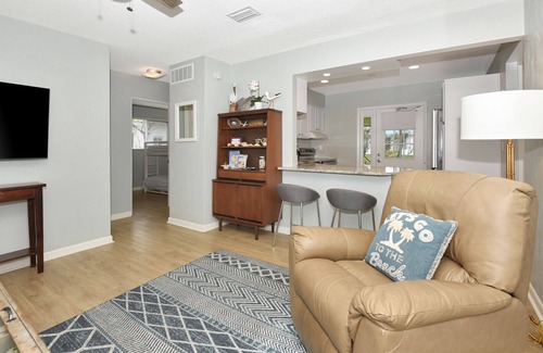 Glenwood Maison | Adorable Beach Bungalow just Steps from the BEACH!!