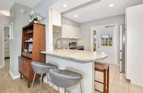 Glenwood Maison | Adorable Beach Bungalow just Steps from the BEACH!!